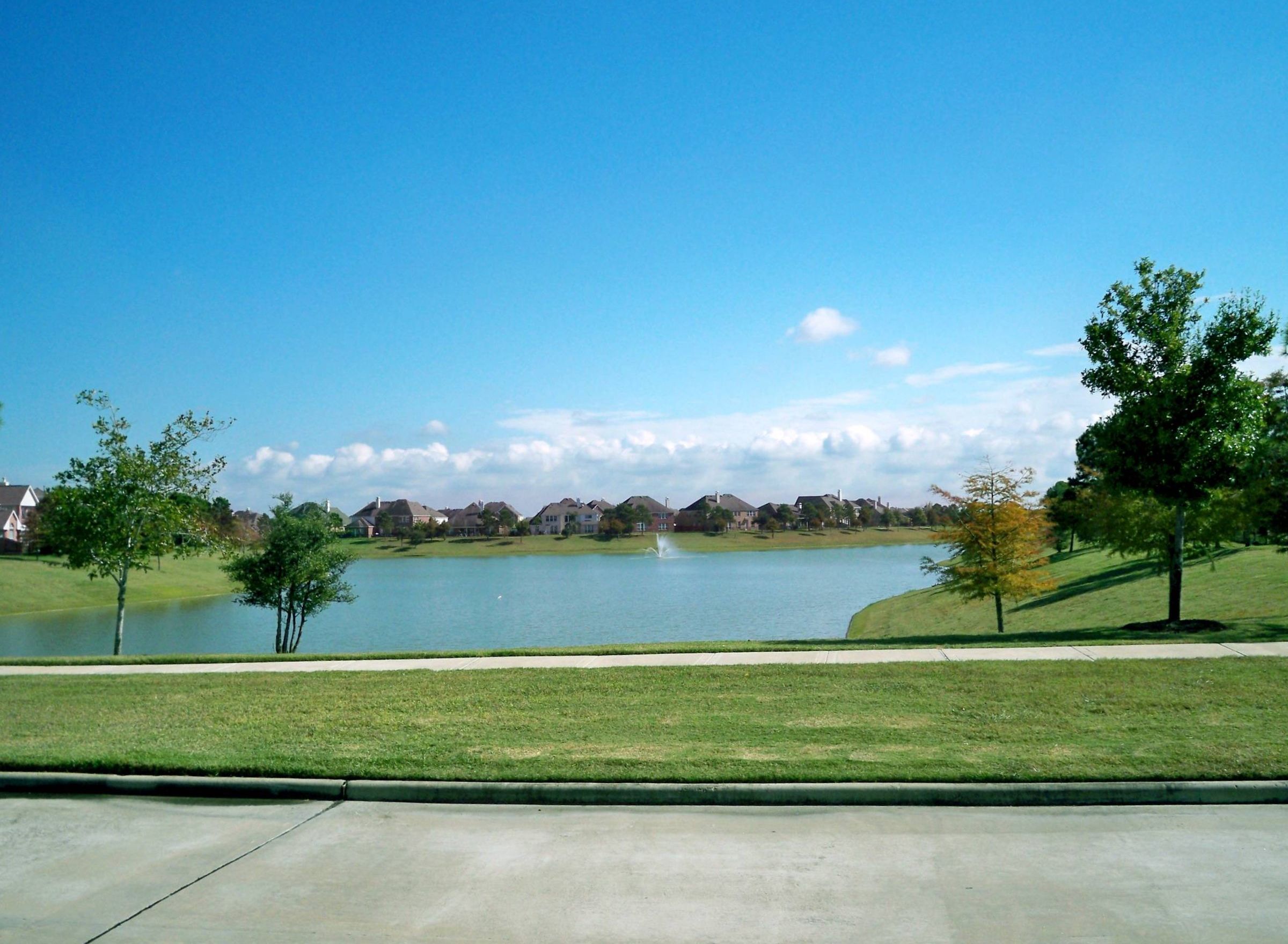 Monteverde luxury apartment in Pearland, TX with a beautiful, tranquil lake in the surrounding neighborhood